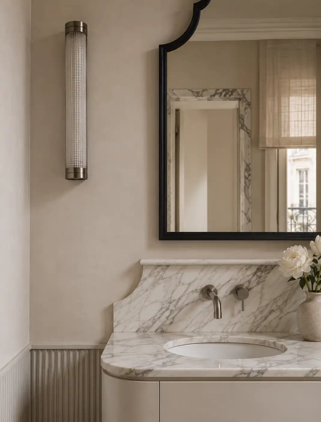Ducha de baño con azulejos y grifería dorada