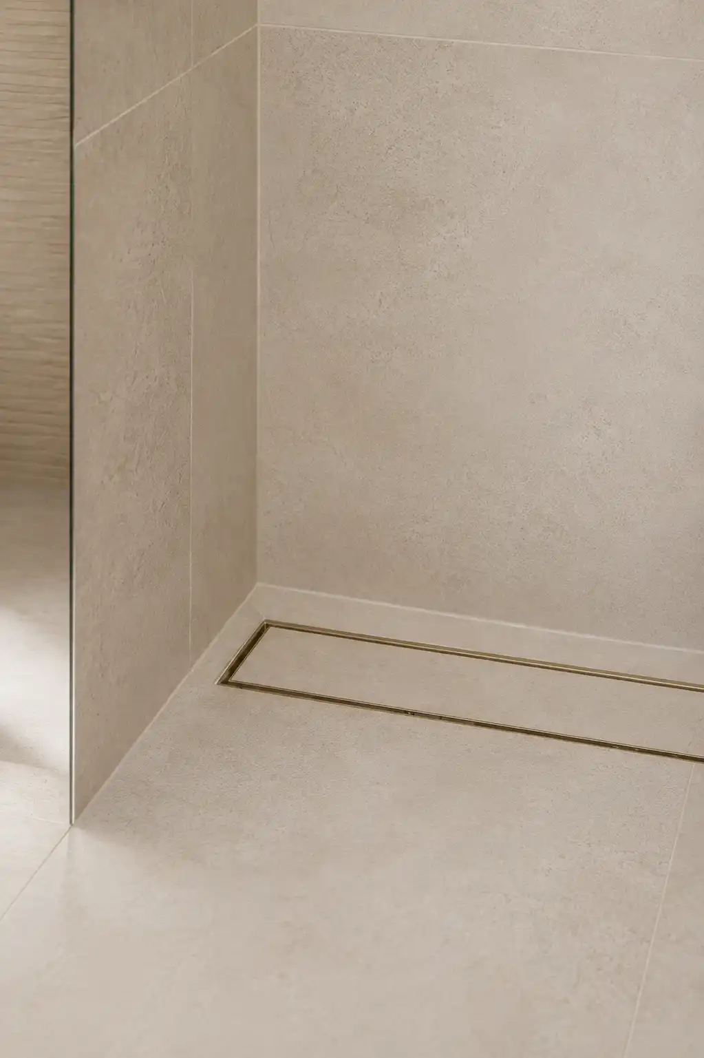 Bañera exenta en un baño con revestimiento de madera